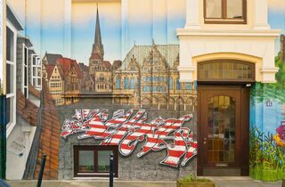 Bunte Hauswand im Viertel