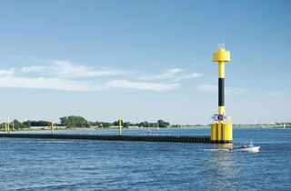 Schifffahrtszeichen auf der Weser bei Vegesack