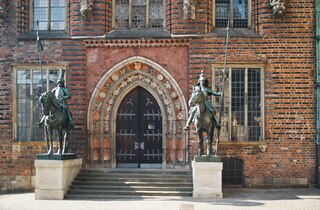 Seiteneingang am Rathaus mit Reitern