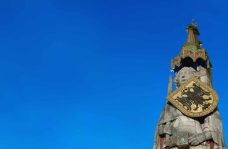 Roland vor blauem Himmel