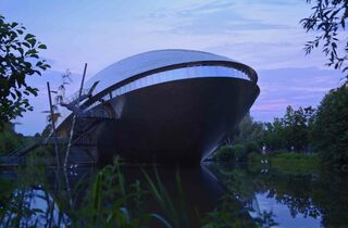 Das Universum Science Center mit vorgelagertem See